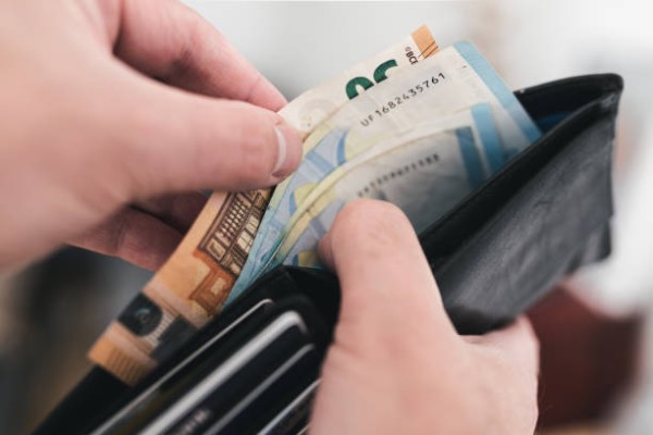 4 Expert Tips On How To Choose The Right Men’s Wallet
